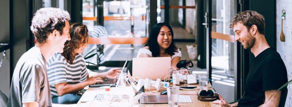 Une équipe en open space dans un espace de coworking
