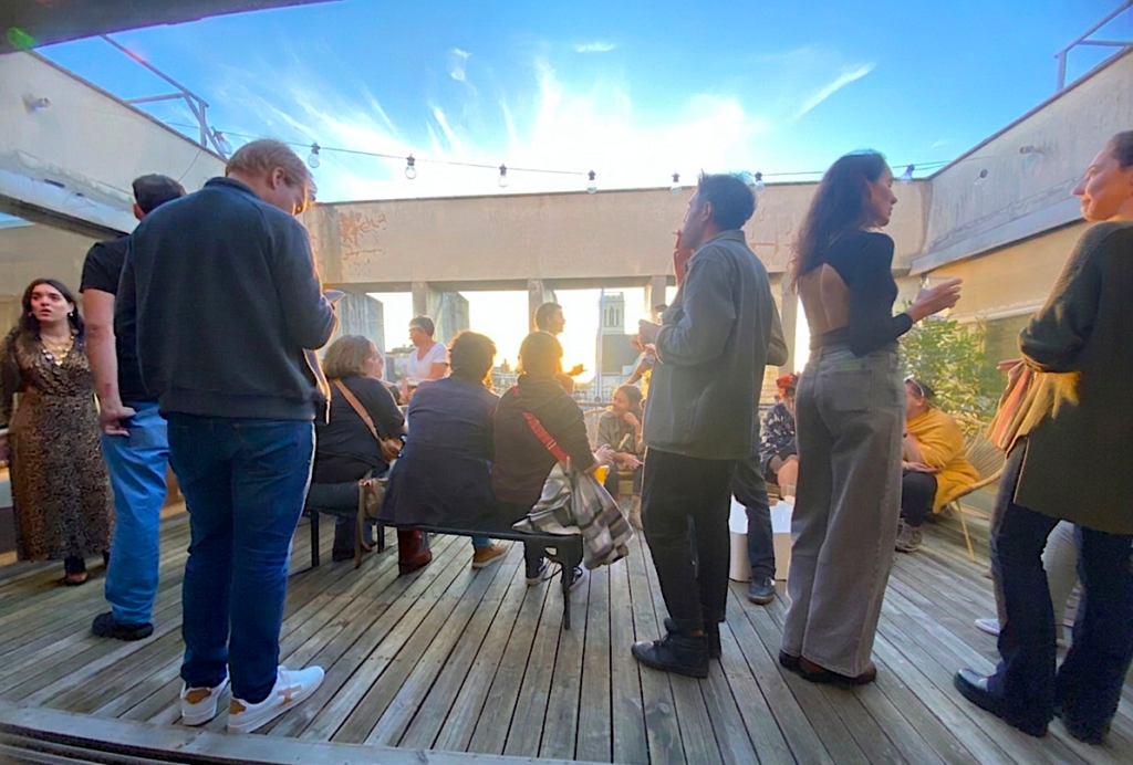 Coworkers et amis sur la terrasse lors de la soirée des 10 ans