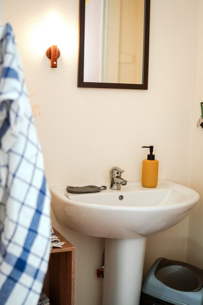 Notre cabinet bien-être dispose d'un lavabo et de rangements.