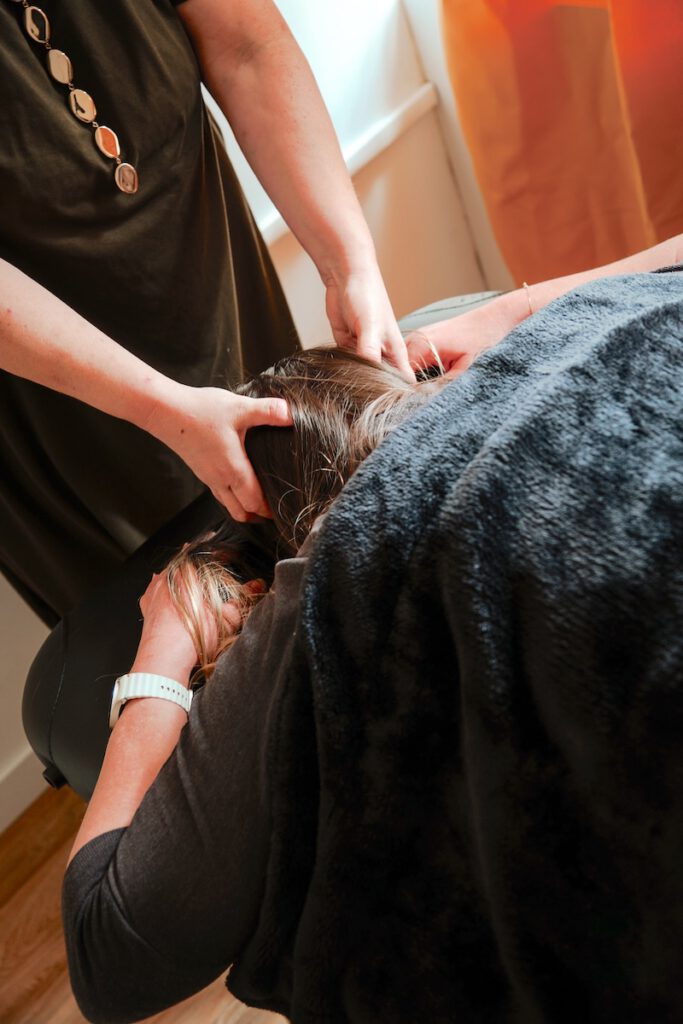 Une séance de massage dans notre cabinet dédié aux praticiens du bien-être