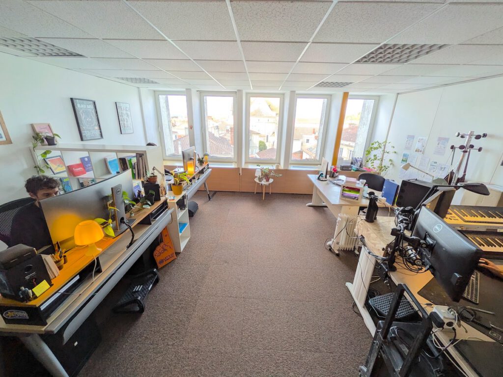 Un bureau fermé partagé au coworking la Fontaine