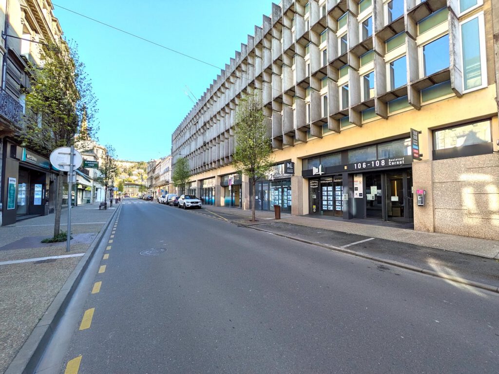 Emplacement de l'entrée du coworking, boulevard Carnot à Agen, avec la gare au bout de la rue.