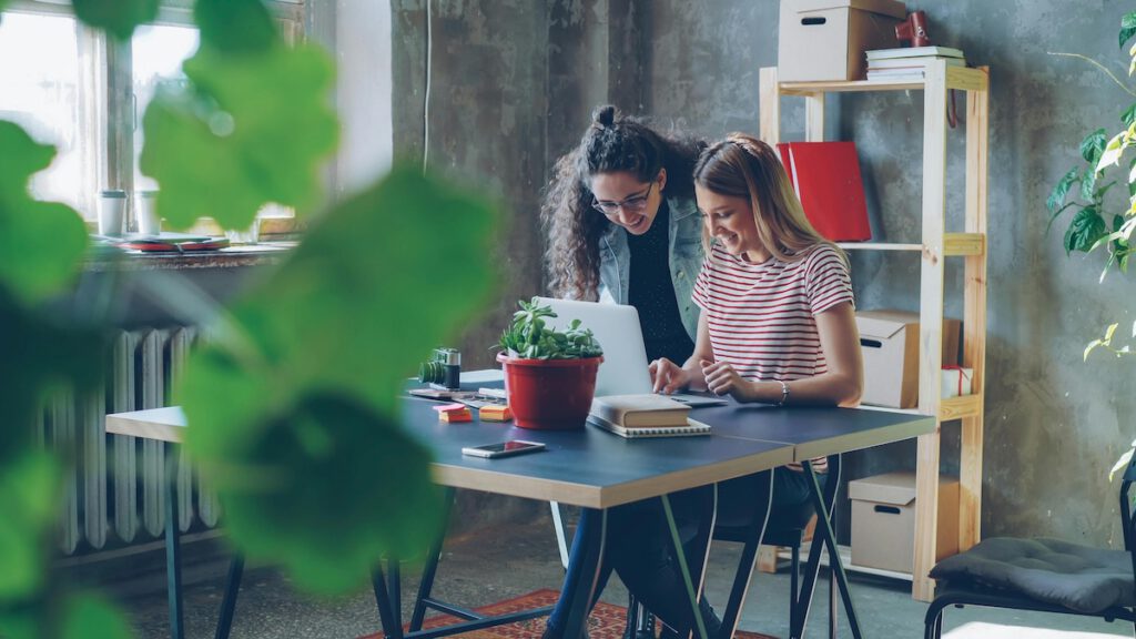 Travailleurs dans un bureau privé dans un espace de coworking