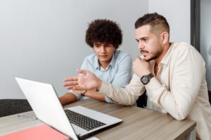 Travailleurs dans un bureau privé dans un espace de coworking