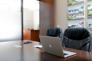 Un bureau dans un espace de coworking
