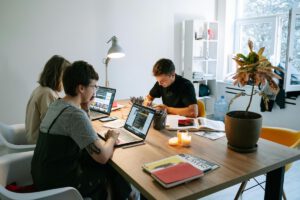 Travailleurs dans un bureau privé dans un espace de coworking