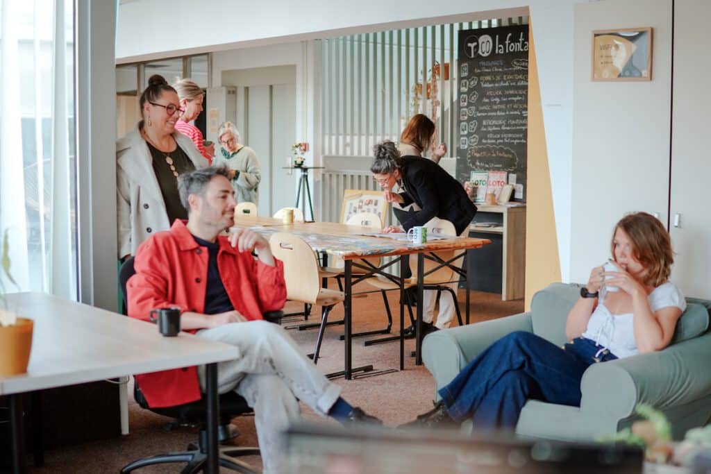 Les habitants du coworking dans les espaces partagés