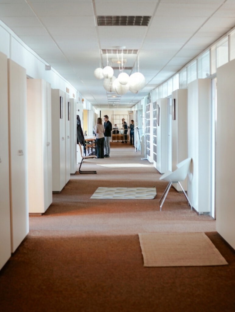Le couloir lumineux du coworking, desservant open spaces et bureaux