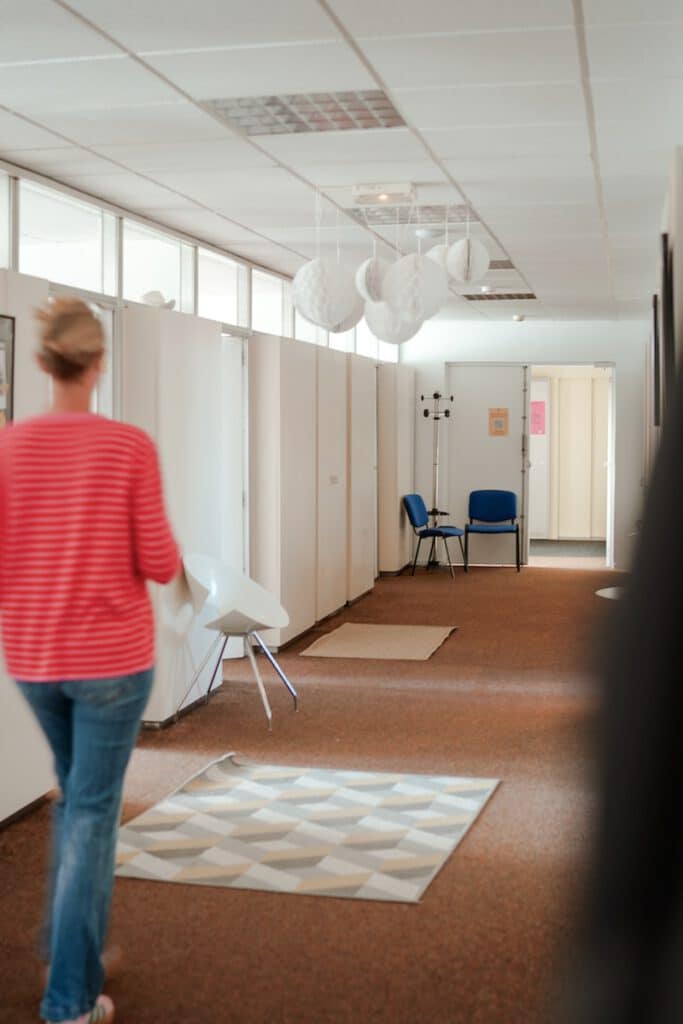 Couloir lumineux du coworking la Fontaine