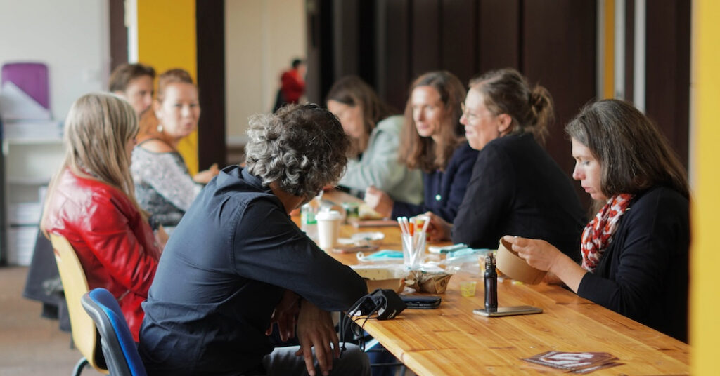 Repas partagé entre habitants dans l'espace central du coworking