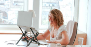 Un travailleur nomade dans un bureau