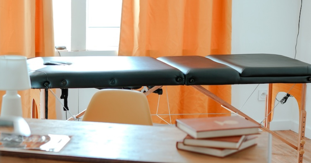 Espace bien-être proposé aux praticiens, avec son matériel dont table de massage