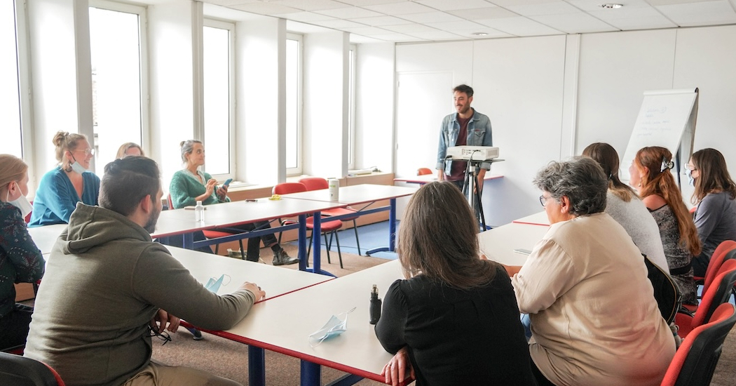 Formation dans la salle de réunion à louer du coworking