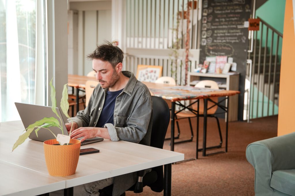 Un bureau en open-space au coworking la Fontaine