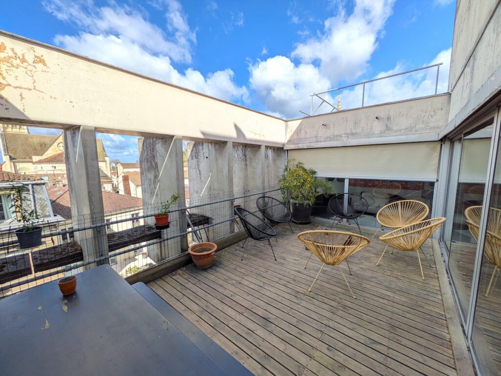 La terrasse ensoleillée du Les coworkers de La Fontaine